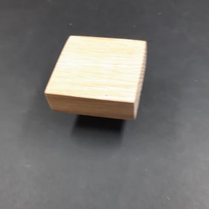 Holzknöpfe, stilvolle Knöpfe für die Möbelaufarbeitung, Eichenknöpfe, einzigartige Knöpfe, Möbelknöpfe, massive Eichenknöpfe, quadratische Knöpfe.