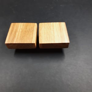 Knäufe aus Holz, stylische Möbelknöpfe zum Aufarbeiten, Griffe aus Eichenholz, bequeme Knäufe, Möbelknöpfe, neu gestaltete Knäufe, eckige Griffe.