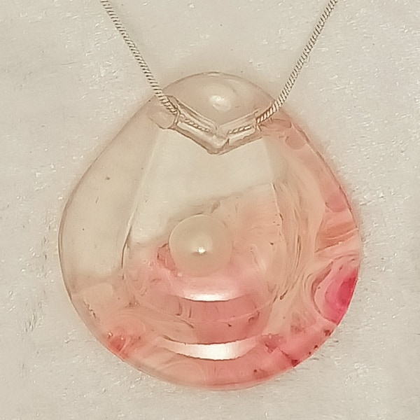 Collier pendentif perle décor peinture acrylique rose mixée.