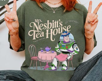 Mrs. Nesbitt’s Tea House Comfort Colors Hemd, Nesbitt’s Tea House Hemd, Buzz Lightjahre Hemd, Toy Story Teehaus Hemd