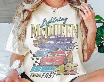 Maglietta retrò Lightning McQueen Piston Cup, maglietta Disney Cars, magliette Disney, maglietta Disney Pixar, maglietta Cars, maglietta Cars Land, maglietta Disneyland
