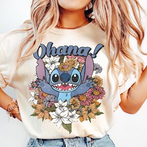 Maglietta Ohana di Disney Stitch, Lilo e Stitch, Maglietta Ohana Means, Maglietta Disney floreale, Maglietta Hawaii, Maglietta Disneyland, Vacanze in famiglia Disney