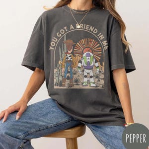 Retro Sie haben einen Freund in mir Shirt, Vintage Toy Story Shirt, Woody und Buzz Lightjahre Shirt, Disneyland Shirt, Kind Jugend Kleinkind Shirt