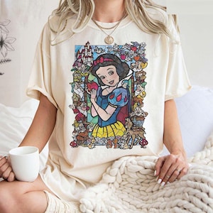 Vintage Schneewittchen Comfort Farben Shirt, Retro Schneewittchen Glasmalerei Shirt, Sieben Zwerge Shirt, Disneyland T-Shirt, Schneewittchen Prinzessin Shirt