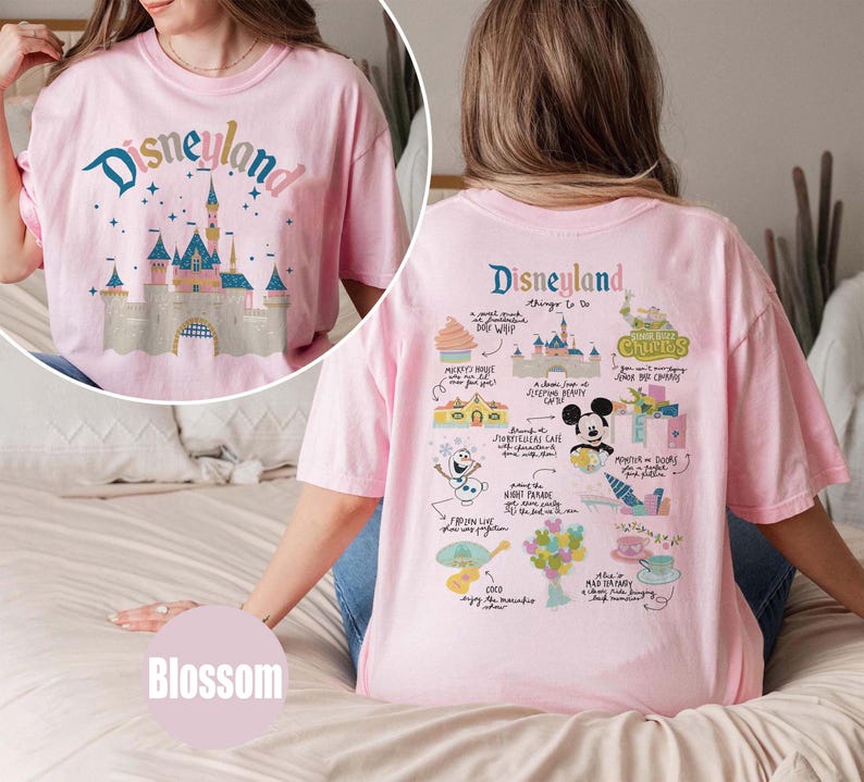 Może przedstawiać: R&oacute;żowa koszulka z grafiką zamku Disneylandu z przodu i listą rzeczy do zrobienia w Disneylandzie z tyłu. Tekst z tyłu brzmi "Disneyland Things to Do".