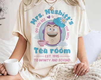 Vintage Mrs Nesbitt Tea Room Komfort Farben Shirt, Disney Toy Story Buzz Lightjahre Shirt, Toy Story Land Fahrt Reise Shirt, Disney Pixar Shirt