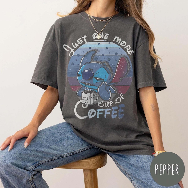 Koszulka Stitch, Just One More Cup Coffee, Koszulka Stitch And Lilo, Koszulka Disney, Stitch Disney, Koszulka Disney, Koszulka Stitch, Koszulki Disneyworld zdjęcie 1