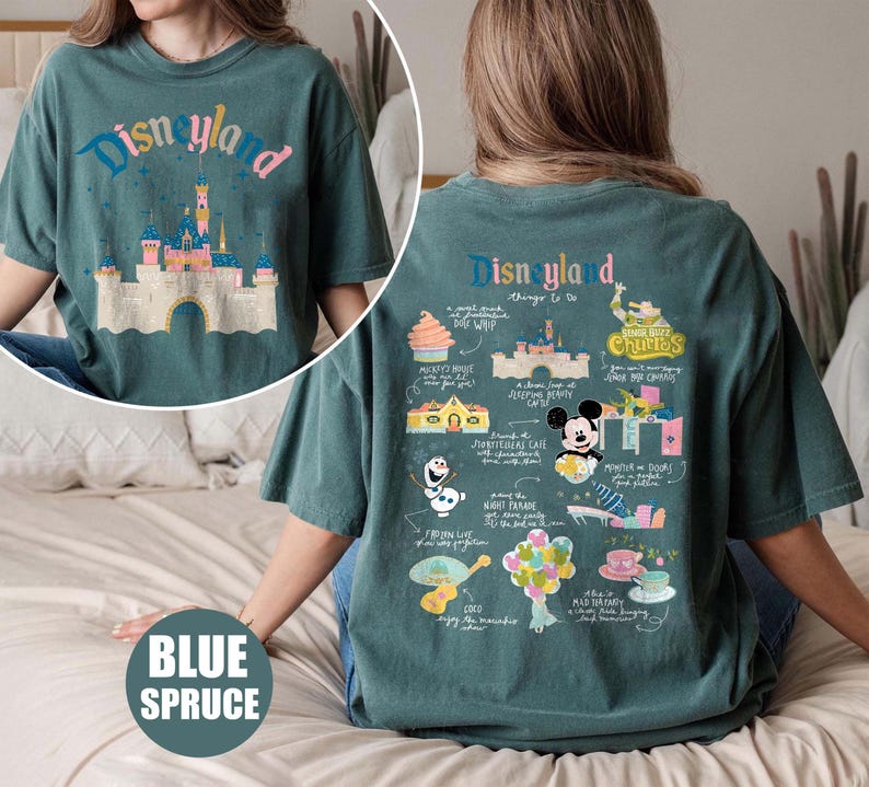 Może przedstawiać: Koszulka w kolorze turkusowym z nadrukiem graficznym Disneylandu. Prz&oacute;d koszulki przedstawia duży obraz zamku Śpiącej Kr&oacute;lewny. Tył koszulki zawiera listę rzeczy do zrobienia w Disneylandzie, w tym dom Myszki Miki, stoisko z churrosami i przejażdżkę o nazwie "Monsters Inc. Laugh Floor".