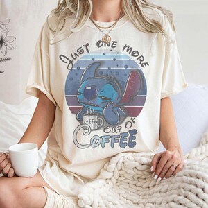 Koszulka Stitch, Just One More Cup Coffee, Koszulka Stitch And Lilo, Koszulka Disney, Stitch Disney, Koszulka Disney, Koszulka Stitch, Koszulki Disneyworld zdjęcie 2