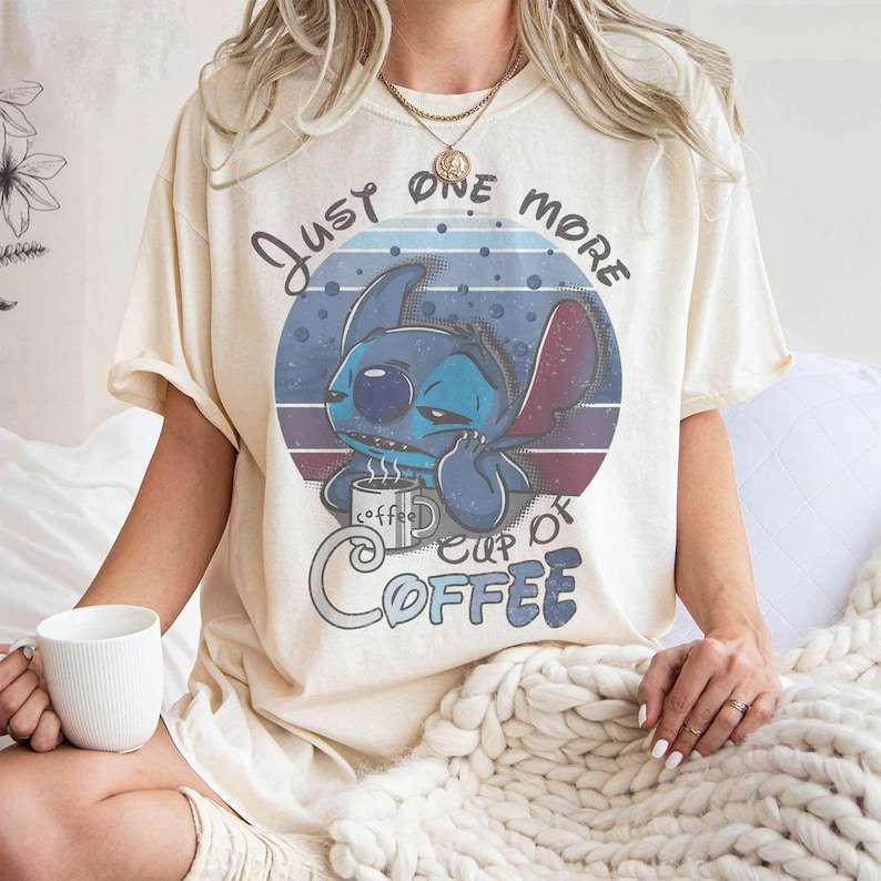 Koszulka Stitch, Just One More Cup Coffee, Koszulka Stitch And Lilo, Koszulka Disney, Stitch Disney, Koszulka Disney, Koszulka Stitch, Koszulki Disneyworld zdjęcie 2