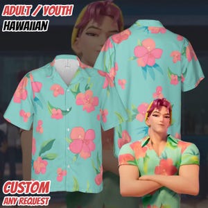 Op de afbeelding: Een lichtblauw Hawaiiaans shirt met een bloemenpatroon van roze hibiscusbloemen en groene bladeren. Het shirt heeft korte mouwen en een knoopsluiting. Tekst op de afbeelding luidt "ADULT / YOUTH HAWAIIAN" en "CUSTOM ANY REQUEST".