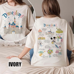 Może przedstawiać: Biały T-shirt z nadrukiem graficznym zamku Śpiącej Kr&oacute;lewny z Disneylandu z przodu i listą rzeczy do zrobienia w Disneylandzie z tyłu. Tekst z tyłu zawiera "Disneyland things to do", "Mickey's House", "Sleeping Beauty Castle", "Churros", "Mad Tea Party", "Frozen", "Coco" i wiele innych.
