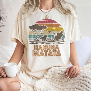 Maglietta Disney Hakuna Matata Comfort Color, Magliette Animal Kingdom, Disney Lion King, Magliette Disney Family, Maglietta Disney Vacation, Disney 2025