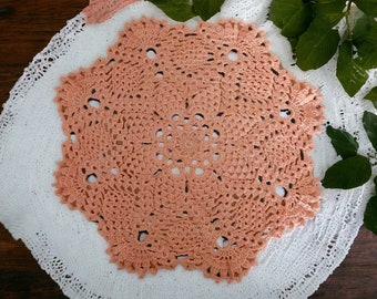 Napperon au couleur saumon au crochet de 44 cm de diamètre