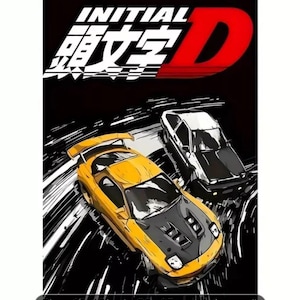 Op de afbeelding: Een zwart-witte poster met de tekst "INITIAL D" in rood en wit. De poster toont twee auto's, een gele Mazda RX-7 en een witte Toyota AE86, die racen op een zwart-witte baan. De poster is ongelijst en meet 12x18 inch of 30x45 centimeter.