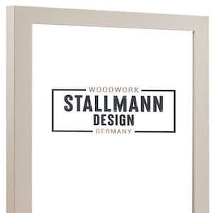 Op de afbeelding: Een lichtbeige fotolijst met een witte passe-partout en een zwart-wit logo met de tekst "Woodwork Stallmann Design Germany".
