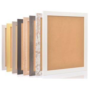 Puede incluir: Un conjunto de ocho marcos de fotos en varios colores y estilos, incluyendo dorado, gris, marrón y blanco. Los marcos son todos cuadrados y tienen un diseño simple.