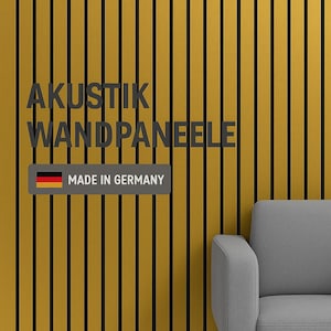 Può includere: Pannelli acustici a parete con strisce nere verticali su sfondo giallo. Il testo "AKUSTIK WANDPANEELE" è visualizzato, insieme a un'etichetta "Made in Germany". Un divano grigio è visibile nell'angolo in basso a destra.