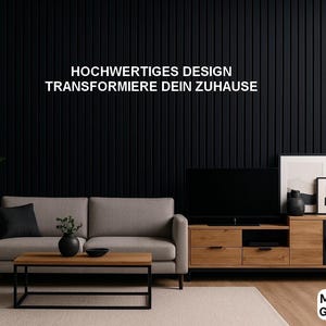 Peut inclure: Aménagement de salon moderne avec un canapé gris clair, une table basse en bois et un meuble TV avec tiroirs. Le mur noir affiche le texte "DESIGN DE HAUTE QUALITÉ TRANSFORMEZ VOTRE MAISON". La pièce comprend des éléments décoratifs et une plante.