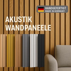 Könnte beinhalten: Akustik-Wandpaneele in verschiedenen Farben, darunter Gold, Grau und Schwarz, werden vor einem Holzgrund gezeigt. Die Paneele sind mit "AKUSTIK WANDPANEELE" und "HANDGEFERTIGT MADE IN GERMANY" beschriftet.