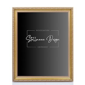 K&ouml;nnte beinhalten: Ein goldfarbener Bilderrahmen mit schwarzem Hintergrund und dem Text "WOODWORK Stallmann Design GERMANY" in Wei&szlig;.