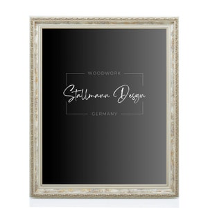 K&ouml;nnte beinhalten: Ein wei&szlig;er, verzierter Bilderrahmen mit schwarzem Hintergrund und dem Text "WOODWORK Stallmann Design GERMANY" in wei&szlig;.