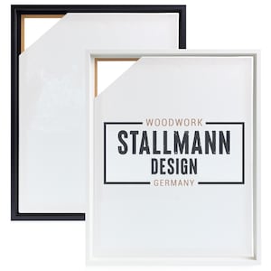Könnte beinhalten: Zwei quadratische Bilderrahmen, einer schwarz und einer weiß, mit weißem Hintergrund und dem Text "WOODWORK STALLMANN DESIGN GERMANY" in der Mitte des weißen Rahmens.
