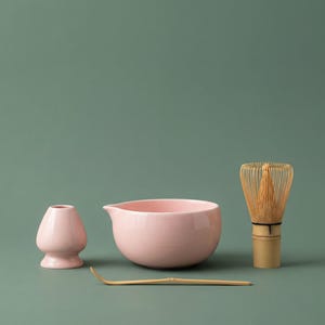 Può includere: Una tazza di ceramica bianca con manico nero e la scritta "But First, Coffee" in nero, in grassetto. La tazza è su una superficie bianca.