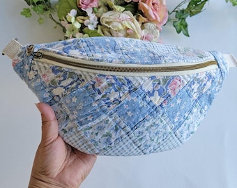 Riñonera/Bandolera reciclada con estampado de edredón vintage del jardín de la abuela
