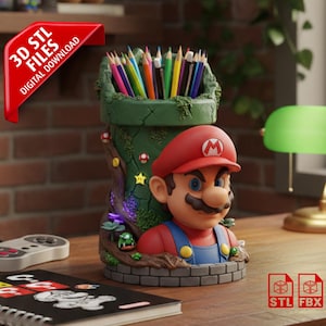 Può includere: Un portapenne verde con una statuina di Mario, pieno di matite colorate. Il portapenne ha una base in mattoni e dettagli di vite. L'immagine include il testo "3D STL FILES DIGITAL DOWNLOAD".