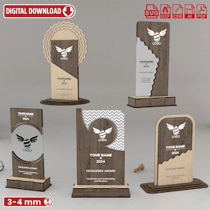 Puede incluir: Cuatro diseños diferentes de placas de premio de madera cortadas con láser que presentan un logotipo de abeja, el texto "Your Name 2024" y las palabras "Excellence Award". Las placas están disponibles en los formatos SVG, DXF, CDR, AI y PDF. Las placas tienen un grosor de 3-4 mm.