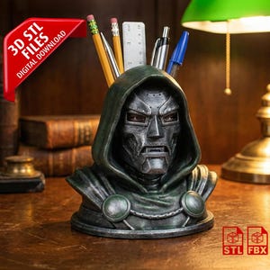 Peut inclure: Un porte-stylo en forme de tête de Doctor Doom, contenant des stylos, des crayons et une règle. Le porte-stylo est vert foncé et argenté, avec le texte "3D STL FILES DIGITAL DOWNLOAD" sur une bannière rouge. La base affiche les icônes de type de fichier : STL, FBX et OBJ.
