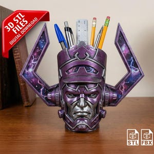 Pode incluir: Um porta-canetas roxo e prateado em forma de cabeça de personagem, com uma expressão severa. O porta-canetas tem duas grandes peças laterais angulares com um design de galáxia. O texto "3D STL FILES DIGITAL DOWNLOAD" está em uma faixa vermelha.