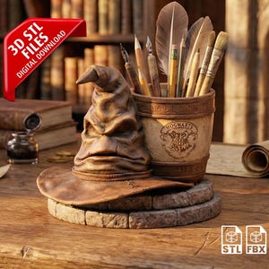 Pode incluir: Natureza morta detalhada com um Chapéu Seletor castanho, um porta-lápis com lápis e pincéis e um emblema de "Hogwarts". A cena inclui tinteiros, livros e um pergaminho, tudo sobre uma superfície de madeira. Uma faixa vermelha diz "3D STL FILES DIGITAL DOWNLOAD".