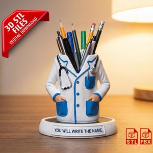 Può includere: Un portapenne a forma di camice da medico bianco e blu pieno di penne e matite. Il portapenne ha un design a stetoscopio e la scritta "YOU WILL WRITE THE NAME". Un banner rosso recita "3D STL FILES DIGITAL DOWNLOAD."