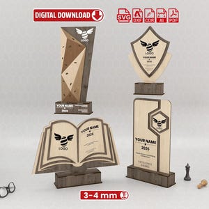 Op de afbeelding: Een verzameling houten prijzen met een bijenlogo, waaronder een trofee, een schild, een open boek en een hoge plaquette. De prijzen zijn personaliseerbaar en voorzien van de tekst "YOUR NAME 2026". De afbeelding bevat ook de tekst "DIGITAL DOWNLOAD".