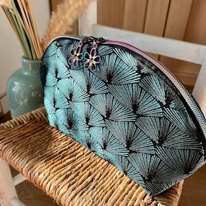 Trousse de maquillage, demi-lune bleue satinée