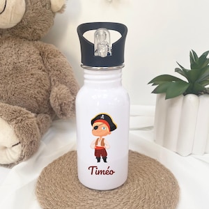 Puede incluir: Botella de agua blanca con tapa negra y un diseño de pirata. La ilustración presenta un pirata de dibujos animados con parche en el ojo y sombrero de pirata. El nombre "Timéo" está impreso debajo.