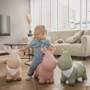 跳ねる風船の牛、膨らませる動物、パーソナライズされたベビーギフト、1 歳の子供の誕生日プレゼント、子供のクリスマスプレゼント、ベビールーム装飾。
