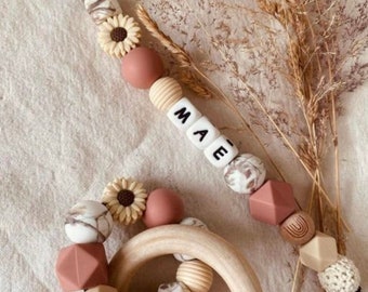 Personalized marble pacifier clip, beige daisy.