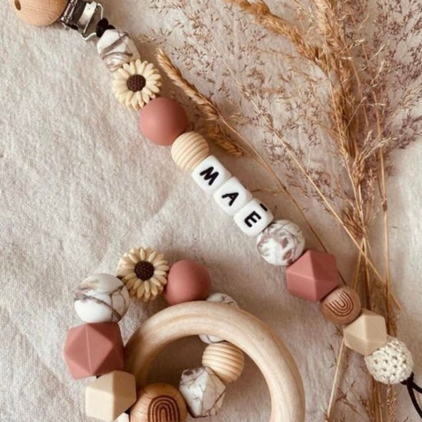 Personalized marble pacifier clip, beige daisy.