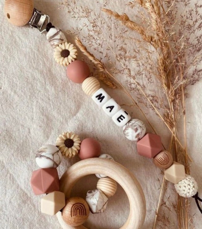 Personalized marble pacifier clip, beige daisy. image 1