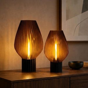 LARMO - Droppformad bordslampa med genomskinlig mörk bärnstensfärgad skärm | 3D-utskriven minimalistisk stämningsbelysning