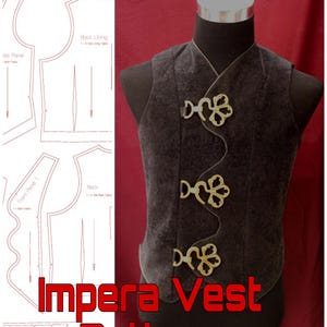 Könnte beinhalten: Eine dunkelgraue Weste mit dekorativen goldenen Verschlüssen auf einer Schaufensterpuppe. Die Weste hat einen hohen Kragen und eine maßgeschneiderte Passform. Das Bild enthält auch ein Muster für die "Impera Weste" in rotem Text.