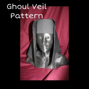 以下が含まれることがあります： 黒いグールベールのパターンがマネキンの頭に表示されています。「Skeleta Ghoul Veil Pattern」というテキストが画像の上部に白い文字で書かれています。マネキンは、濃い赤色の背景に配置されています。