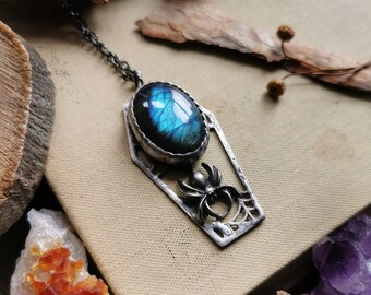 Collana di labradorite blu, gioielli Whimsygoth, gioielli stregati, regalo di gioielli Birthstone, ciondolo gotico, gioielli Spider