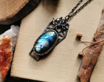 Collana di labradorite blu, gioielli Whimsygoth, gioielli stregati, regalo di gioielli Birthstone, ciondolo gotico, gioielli Spider