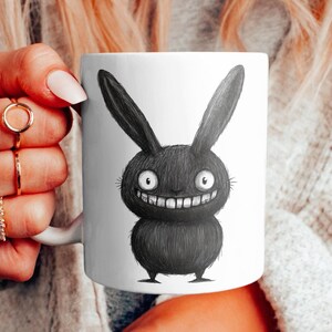 Dunkle Volkskunst Seltsames Häschen-Monster-Becher, schrulliges Tassen-Design, Witchy Tasse, gruseliges Kunst-Dekor, Einzigartiges Monster-Geschenk, Hexerei-Becher, Kaninchen-Becher