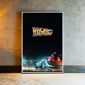 Op de afbeelding: Een poster met de iconische DeLorean-tijdmachine uit de film "Back to the Future." De auto rijdt door een regenachtige nacht met de titel van de film in het midden bovenaan de poster.