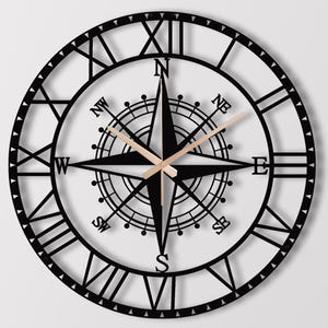 Reloj de pared de metal con brújula y números romanos, diseño interior moderno, mecanismo silencioso, decoración rústica, regalo para seres queridos.